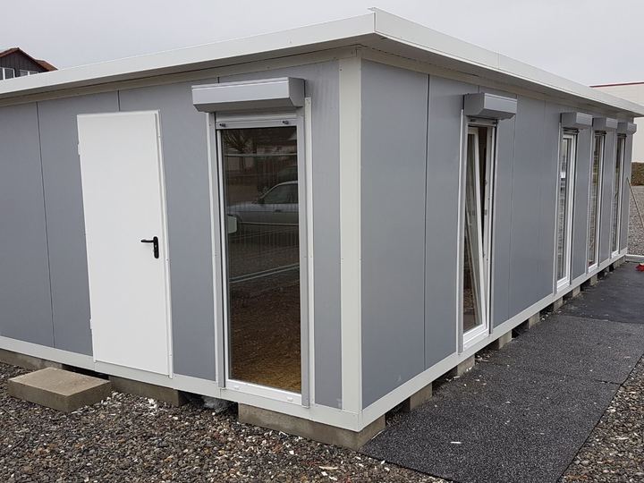 Von Frigano realisierter Bürocontainer aus Isolierpaneelen mit Fenstern und Rollläden