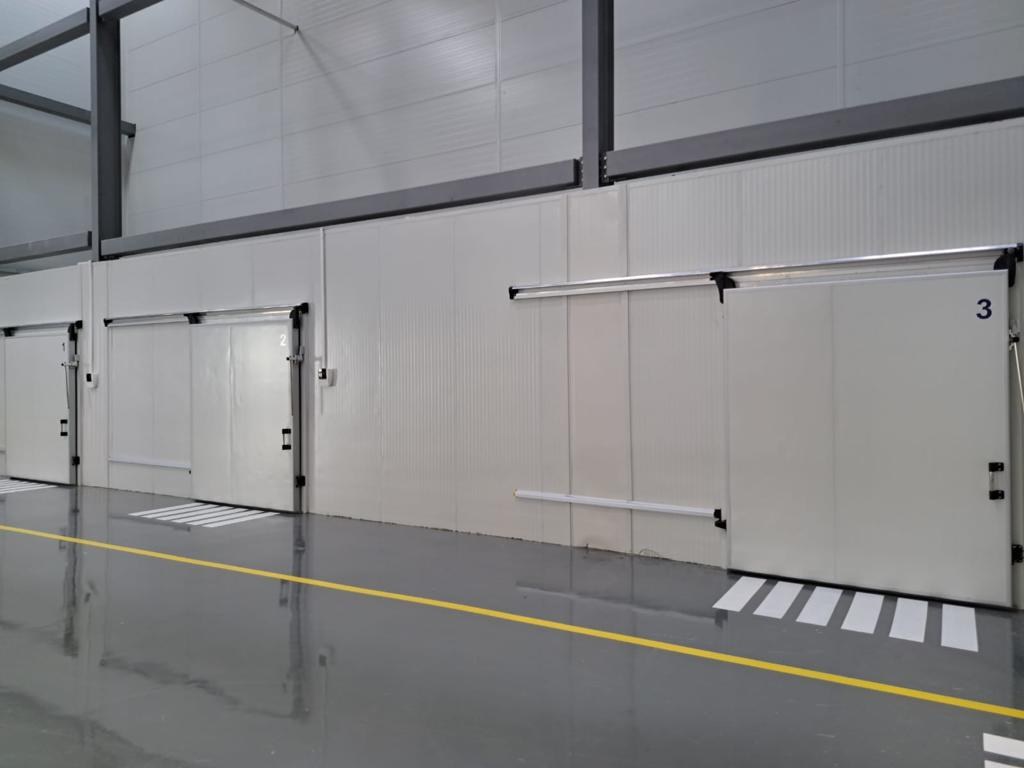 Kühlhaus in einer Industriehalle mit Schiebetüren