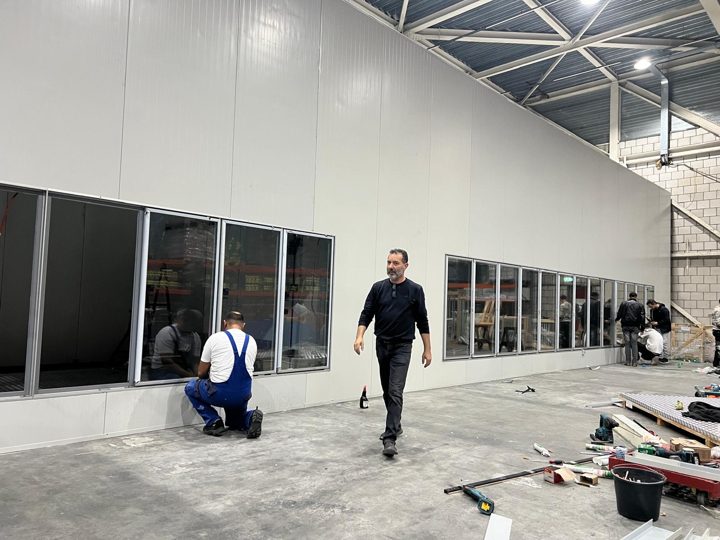 Kühlhaus-Montage in einer Halle mit Glasfront