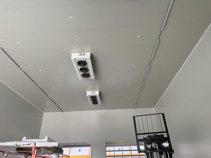 Kühlhaus-Decke mit montiertem Verdampfer