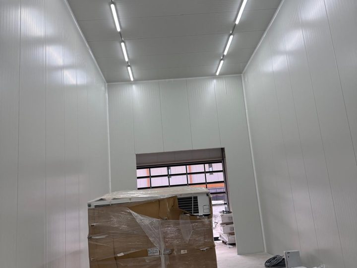 Kühlhaus-Innenraum mit Rolltor im Hintergrund