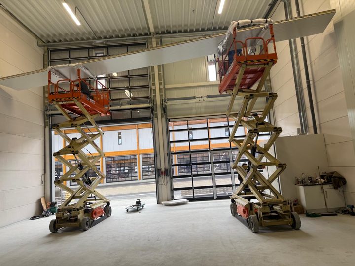 Montage einer Kühlhaus-Decke mit Hubarbeitsbühnen